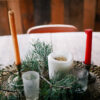 Kerststukje op lege kerstontbijt tafel