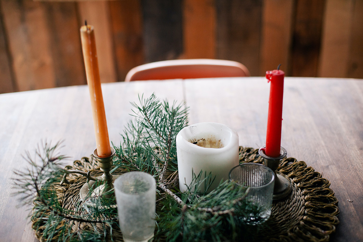 Kerststukje op lege kerstontbijt tafel