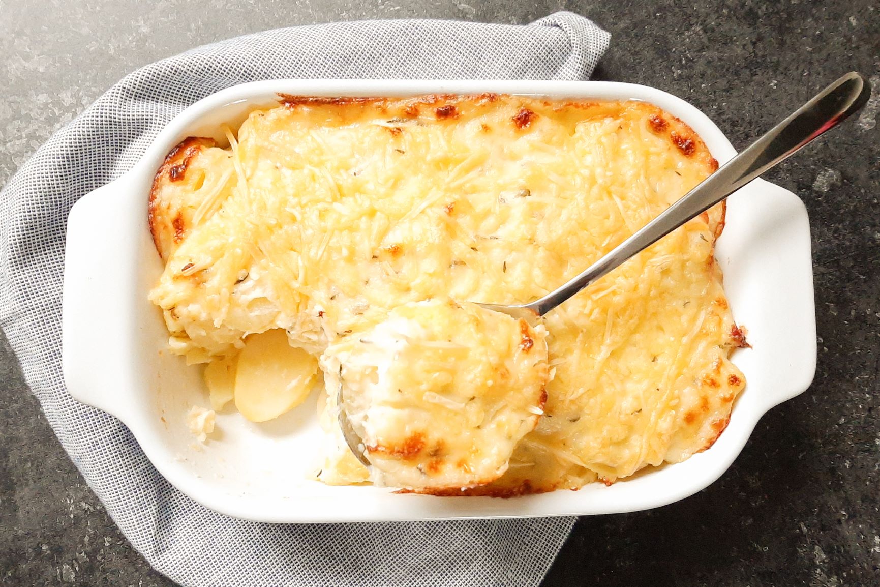 Zelfgemaakt aardappelgratin met room