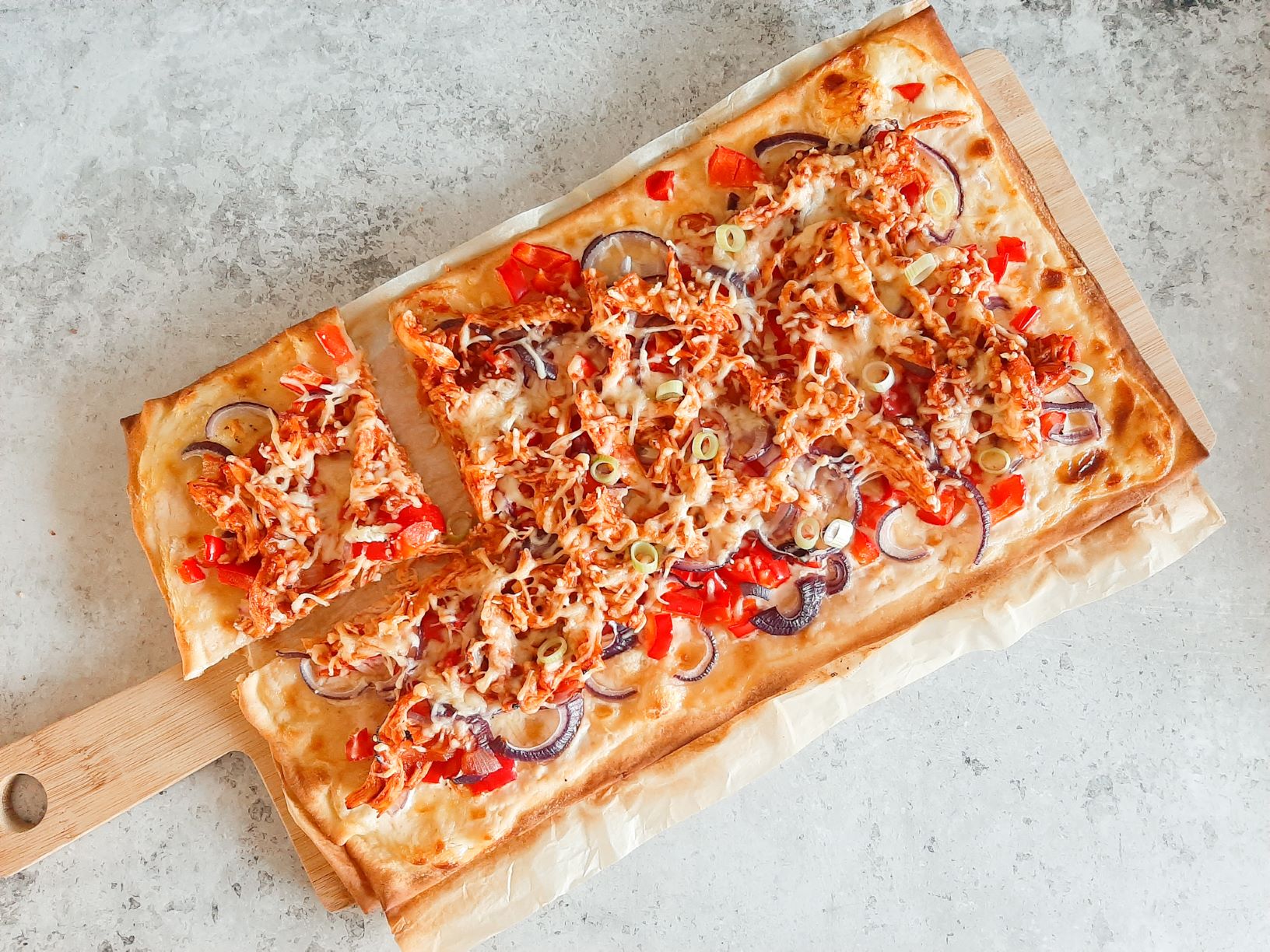 Flammkuchen met BBQ chicken