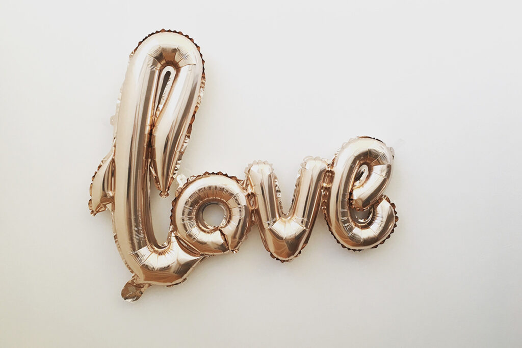 Love in gouden ballonletters