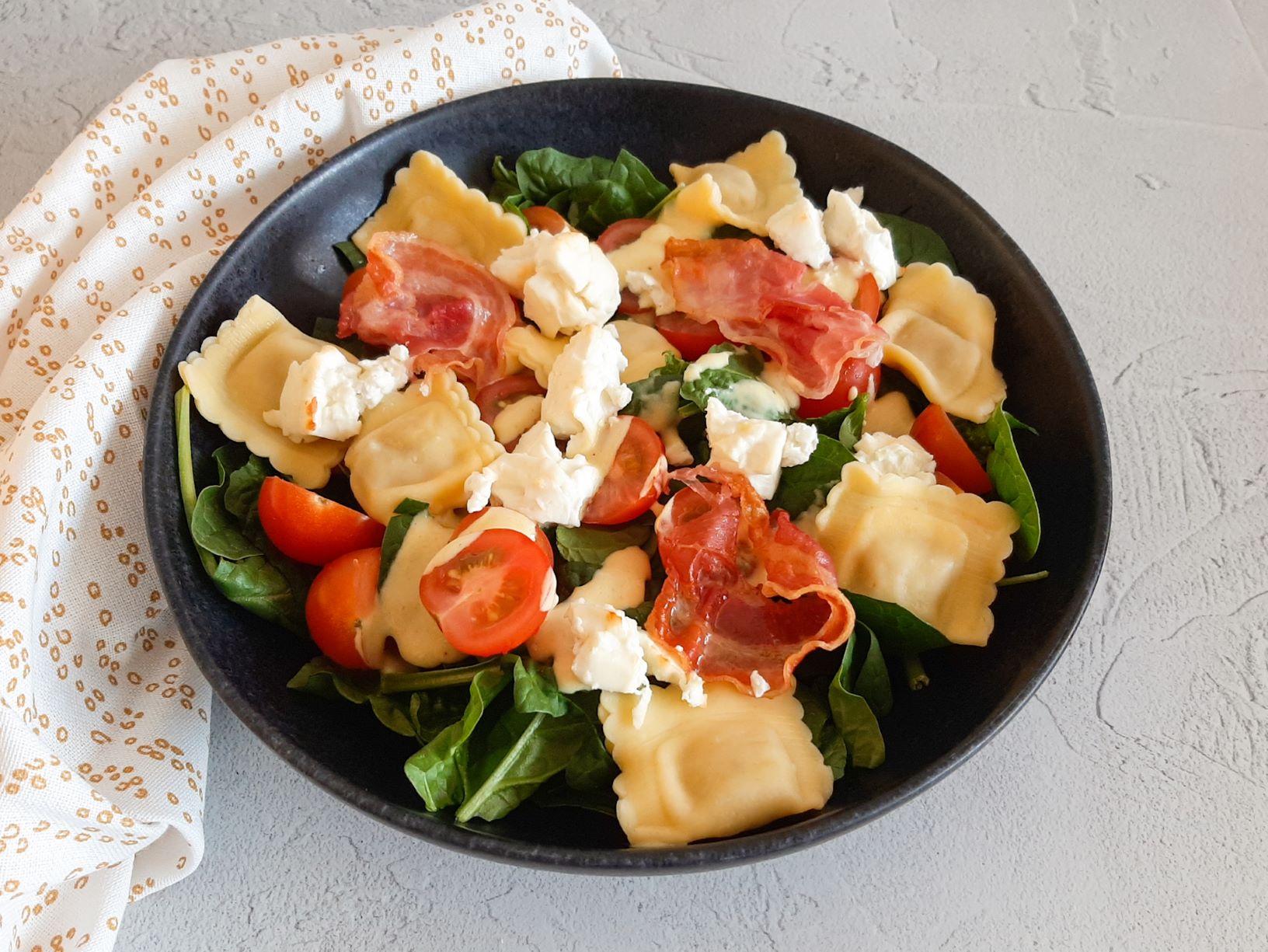 Raviolisalade met feta en spek