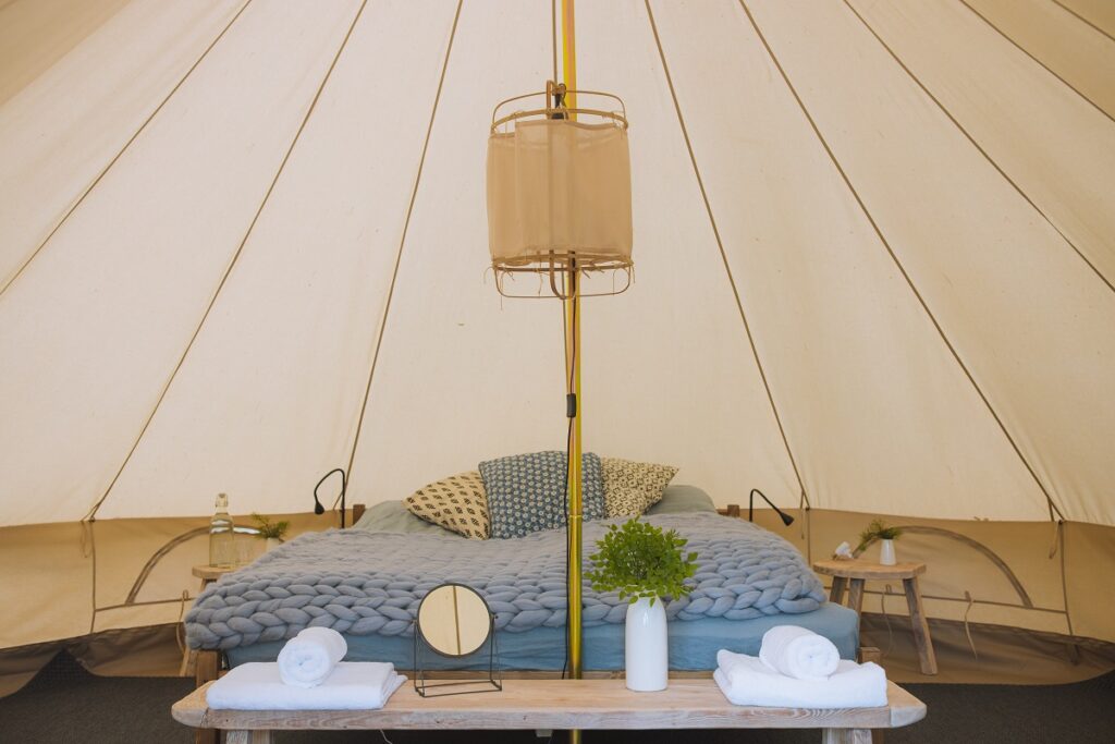 Glamping in een luxe tent.